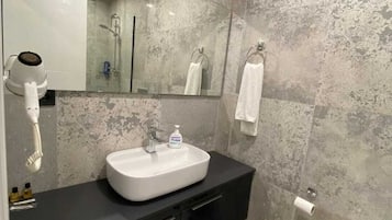 Suite Luxe | Salle de bain | Douche, articles de toilette gratuits, sèche-cheveux, chaussons
