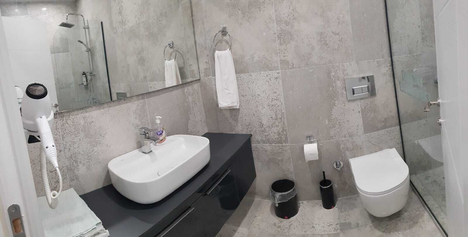 Suíte superluxo | Banheiro | Chuveiro, produtos de toalete grátis, secador de cabelo, chinelos