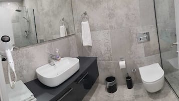 Suíte superluxo | Banheiro | Chuveiro, produtos de toalete grátis, secador de cabelo, chinelos