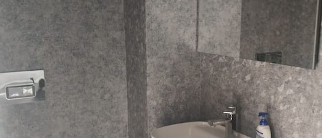 Comfort Suite, 1 Queen Bed | Bathroom | Shower, free toiletries, hair dryer, slippers