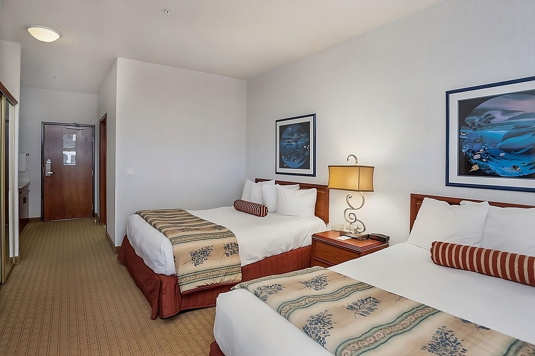 Group Travel! Comfy Unit, Pool, Fitness Center and Beach