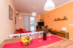 Apartment (One Bedroom Apartment with Balcony) | Essbereich im Zimmer