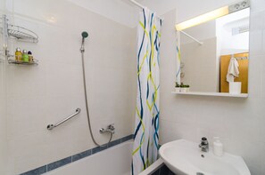 Apartment (One Bedroom Apartment with Balcony) | Badezimmer | Dusche, Haartrockner, Handtücher