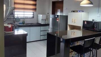 Réfrigérateur, micro-ondes, plaque de cuisson, grille-pain