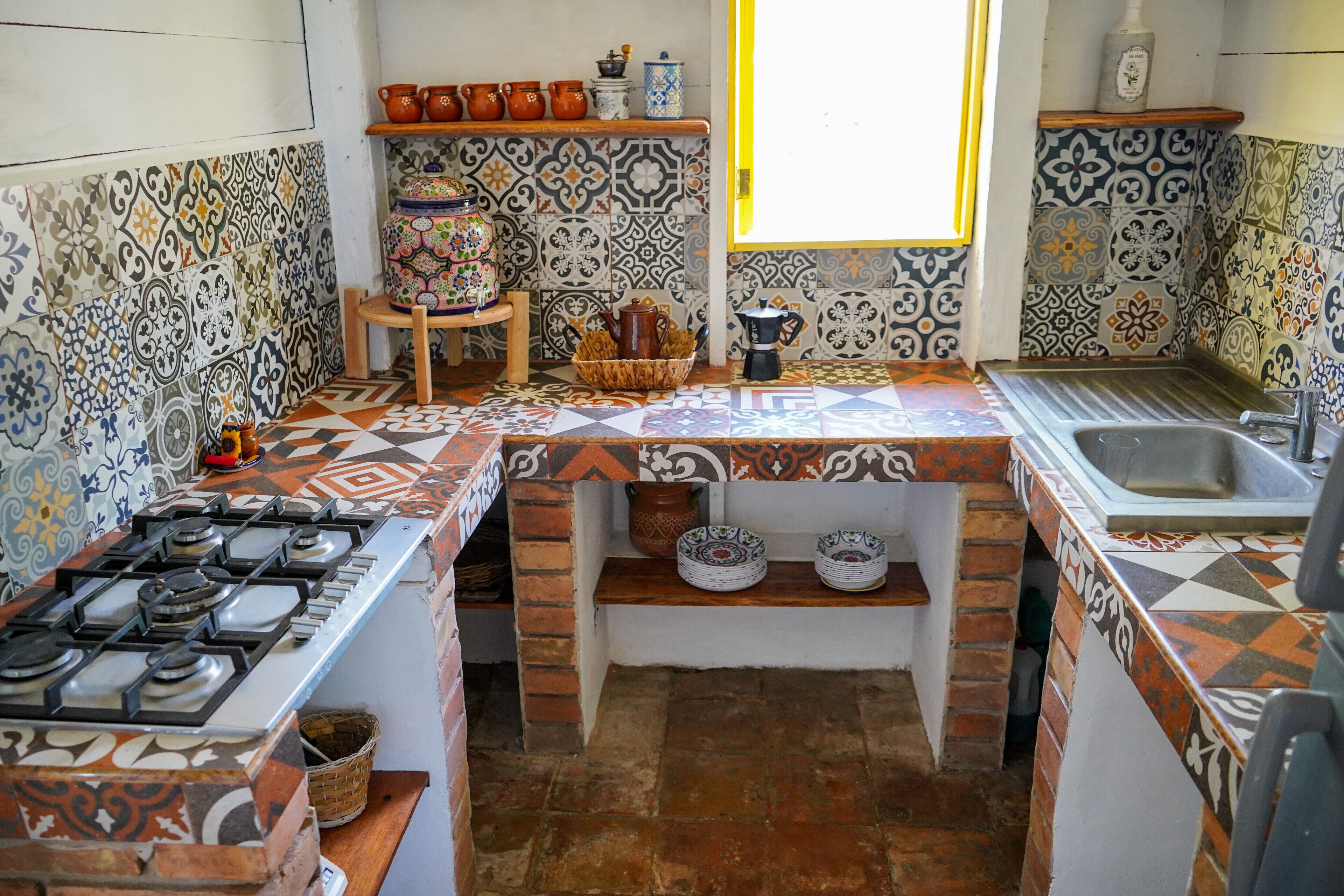 Kühlschrank, Mikrowelle, Ofen, Wasserkocher mit Kaffee-/Teezubehör