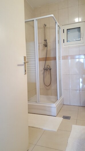Apartemen (Two Bedroom Apartment with Terrace an) | Kamar mandi | Shower dan handuk
