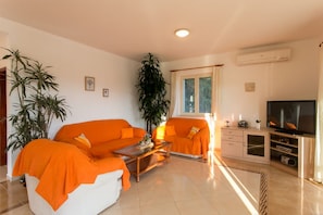 公寓 (Two Bedroom Apartment with Terrace an) | 客厅 | 电视