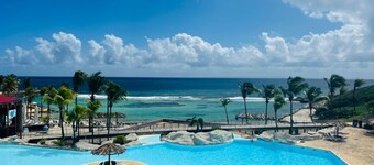 Magnificent F3 with swimming pool and direct access to the beach