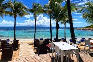 Outdoor dining - Magnificent F3 with swimming pool and direct access to the beach (Saint François)