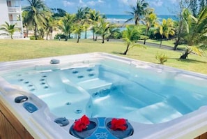 Outdoor spa tub