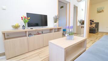 Apartment (Standard One Bedroom Apartment with S) | Wohnzimmer | Fernseher
