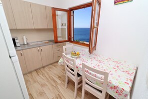 Apartemen (Comfort One Bedroom Apartment SeaView) | Dapur pribadi | Lemari es