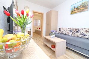 Apartment (Standard One Bedroom Apartment with S) | Wohnzimmer | Fernseher