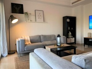 Luxury-Villa (4 Bedrooms) | Wohnbereich | 42-Zoll-LED-Fernseher mit Kabelempfang, Fernseher