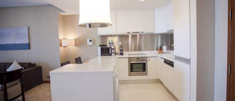 Appartement (1 Bedroom) | Privékeuken | Een microgolfoven, een vaatwasser, kookgerei, borden en bestek