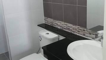 Villa | Salle de bain | Douche, douche à « effet pluie », articles de toilette gratuits