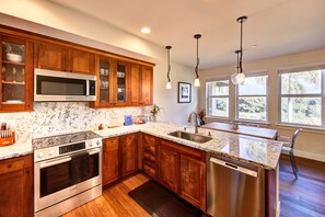 Fridge, microwave, oven, stovetop - NEW Two-Level condo in GREAT LOCATION (Koloa)