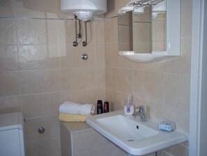 Appartement (Two Bedroom Apartment with Sea View) | Salle de bain | Baignoire, serviettes fournies, shampoing