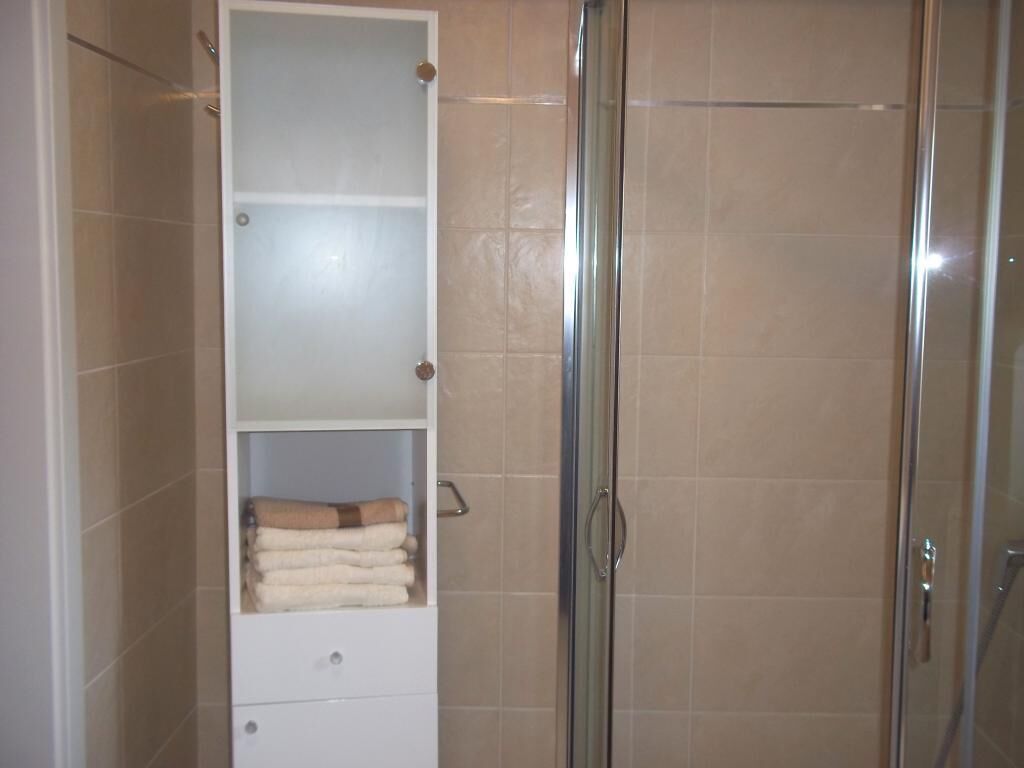 Apartment (Two Bedroom Apartment with Sea View) | Bathroom | Bathtub, towels, shampoo