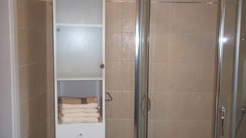 公寓 (Two Bedroom Apartment with Sea View) | 浴室 | 浴缸、毛巾、洗发水