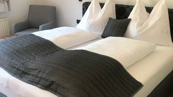 4 bedrooms, hypo-allergenic bedding, iron/ironing board, free WiFi