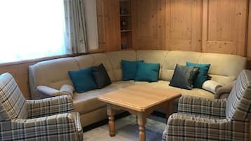 Nhà | Khu phòng khách | TV màn hình phẳng 40-inch có truyền hình cáp, TV