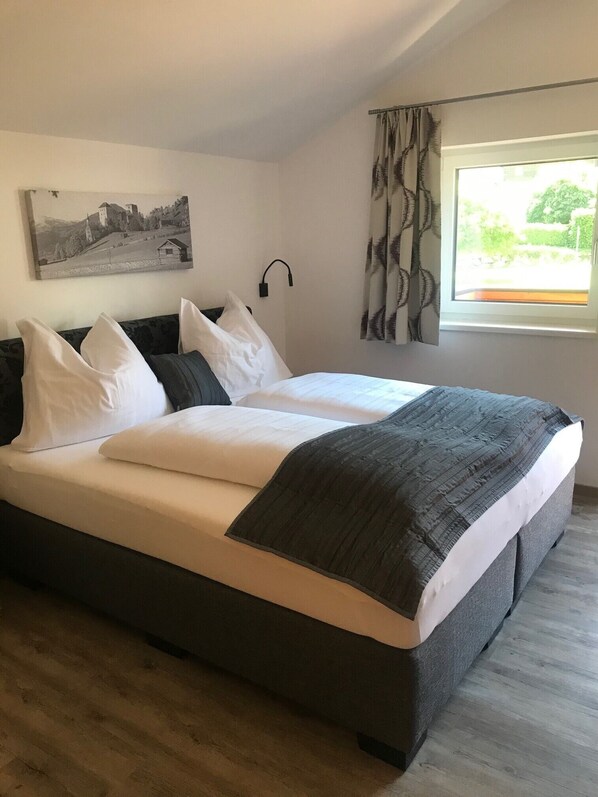 House | 4 bedrooms, hypo-allergenic bedding, iron/ironing board, free WiFi