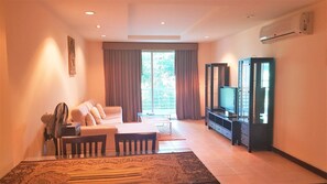 Apartment | 2 bedrooms, WiFi, bed sheets - Lovely 2-bed Apartment in Pratumnak With Pool View (Pattaya)