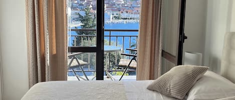 Studio (Studio Apartment with Balcony and Sea)