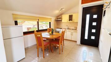 Studio (Studio Apartment with Balcony and Sea) | Wohnzimmer | Fernseher