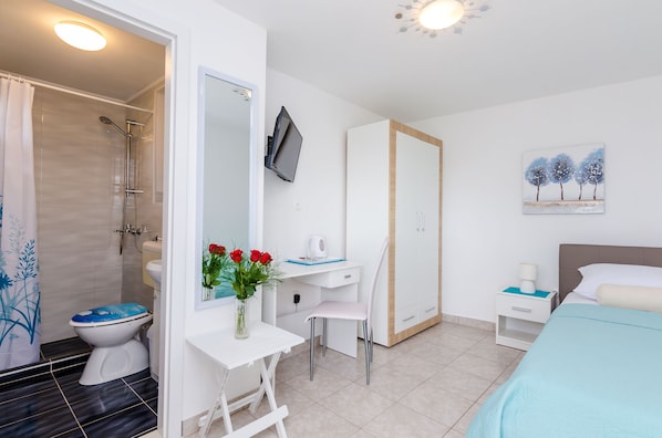 Einzelzimmer (Single Room with Terrace and Sea View) | 3 Schlafzimmer, kostenloses WLAN, Bettwäsche