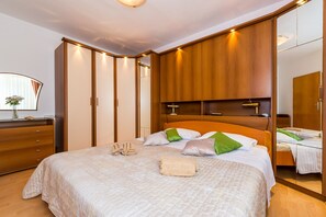 Apartamento (Two Bedroom Apartment) | 2 quartos, ferros/tábuas de passar roupa, Wi-Fi de cortesia