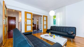 Apartamento (Two Bedroom Apartment) | Sala de estar | TV de tela plana