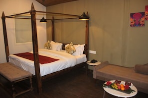 Individually furnished, desk, iron/ironing board, free WiFi
