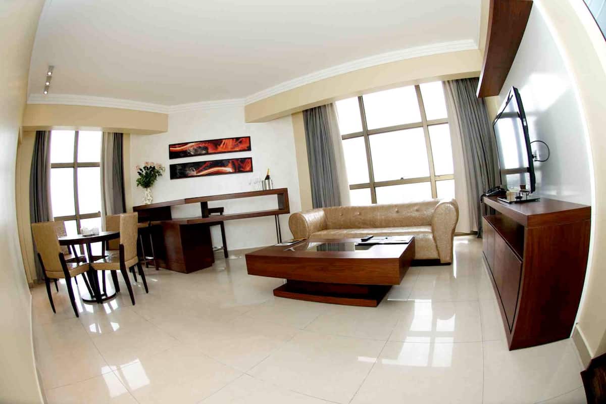 Suite | Minibar, in-room safe, desk, laptop workspace