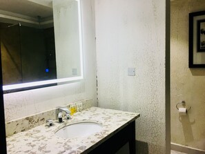 Classic Room | Bathroom | Bathtub, free toiletries, soap, toilet paper