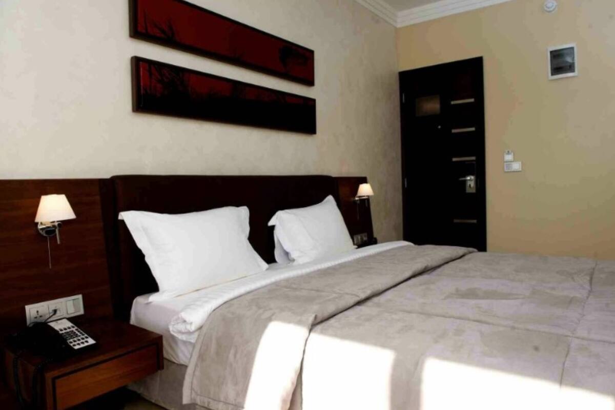 Classic Room | Minibar, in-room safe, desk, laptop workspace