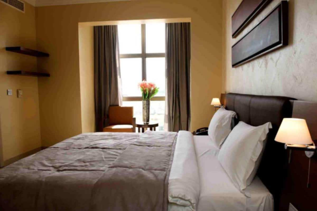 Executive Room | Minibar, in-room safe, desk, laptop workspace