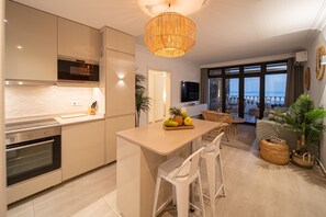 Frigorífico, microondas, horno y placa de cocina