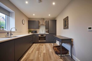 Casa, 3 habitaciones | Cocina privada | Refrigerador, microondas, horno y parrilla de estufa