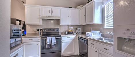 Geladeira, micro-ondas, fogão, cooktop