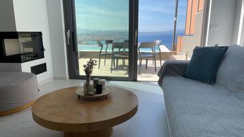 Vila superluxo, 3 quartos, piscina particular, vista para o mar | Área de estar | TV de tela plana 45 polegadas com canais via satélite, TV, lareira