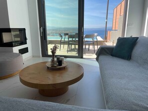 Vila Mewah, 3 kamar tidur, kolam renang pribadi, pemandangan laut | Area keluarga | Televisi layar datar 45-inci dengan saluran TV satelit, TV, dan perapian