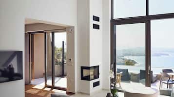 Vila superluxo, 3 quartos, piscina particular, vista para o mar | Área de estar | TV de tela plana 45 polegadas com canais via satélite, TV, lareira