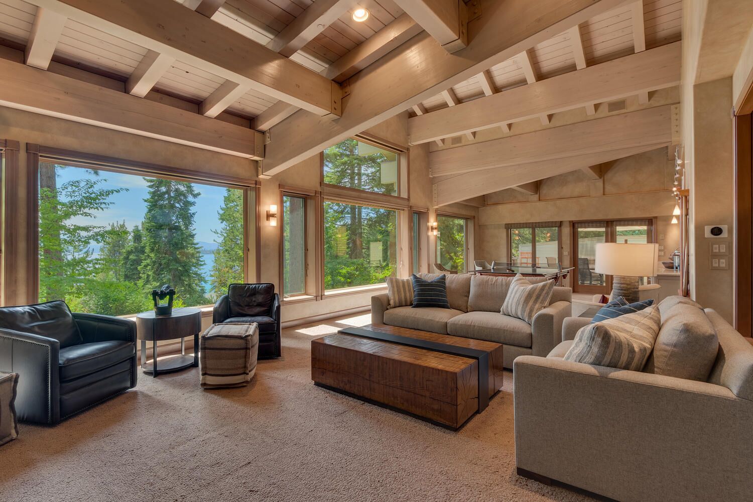 Tv, eldstad och en stereo