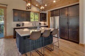 Horno, cafetera y tetera, utensilios de cocina y comedor 