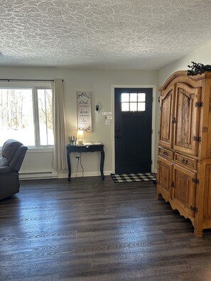 Interior - Quiet, clean, jacuzzi hot tub. hidden gem, families. Skyline Park & Massanutten. (Elkton)