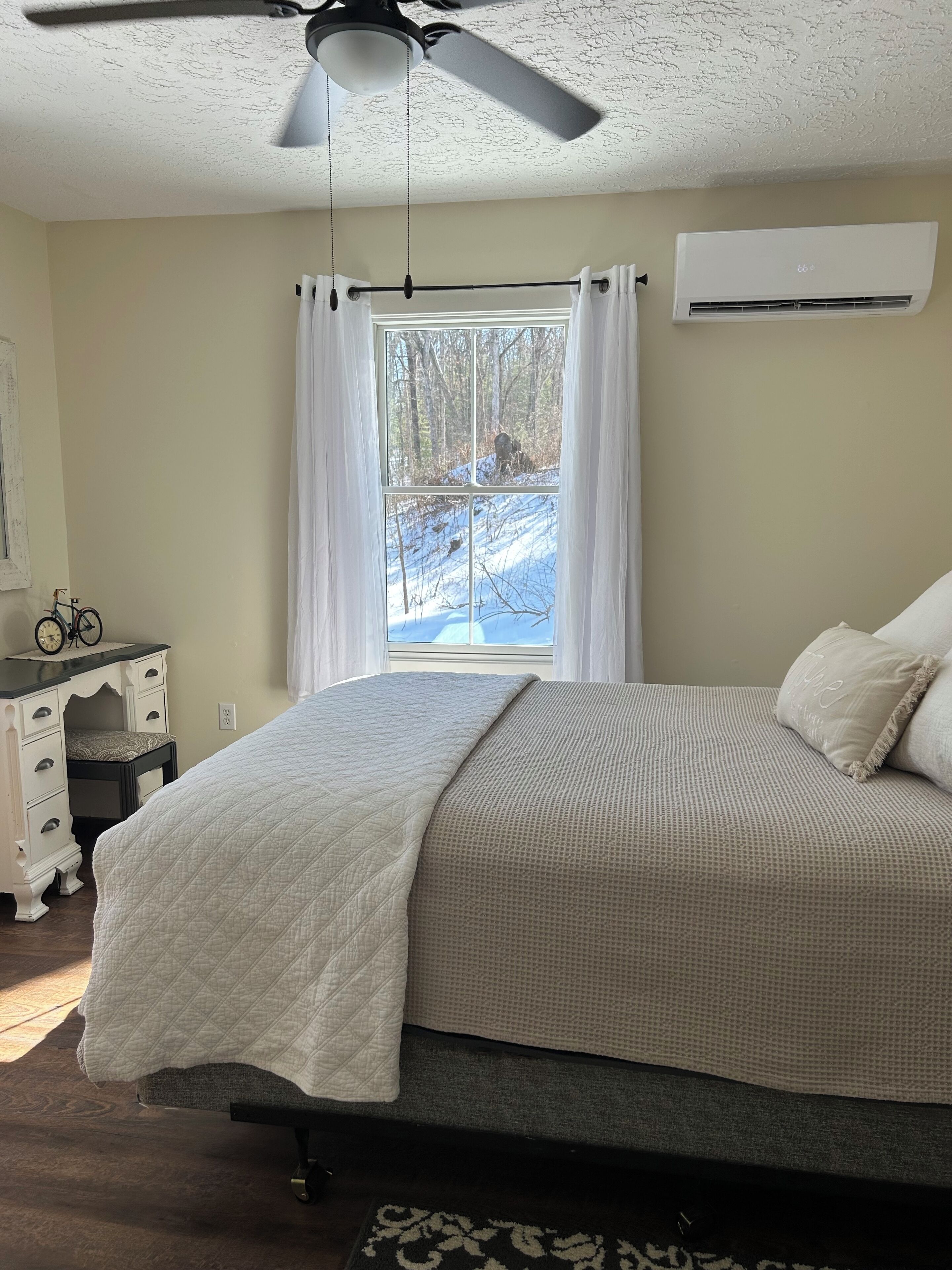 3 bedrooms, desk, iron/ironing board, travel crib