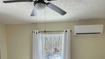 3 bedrooms, desk, iron/ironing board, travel crib