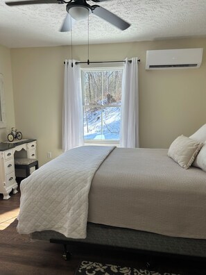 3 bedrooms, desk, iron/ironing board, travel cot - Quiet, clean, jacuzzi hot tub. hidden gem, families. Skyline Park & Massanutten. (Elkton)